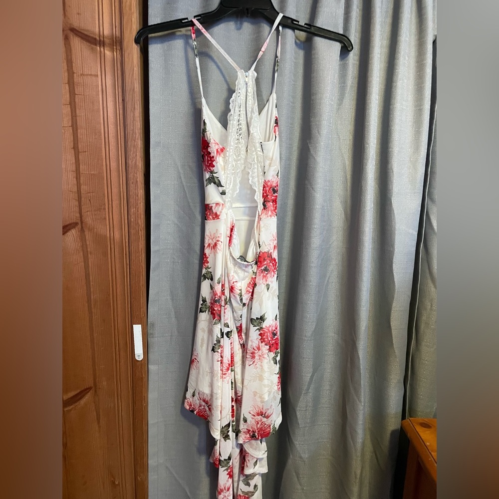 Almost famous, medium, white with red and pink flowers. - Picture 2 of 2